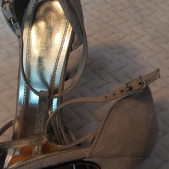 Shoes - Picture 4 of 5